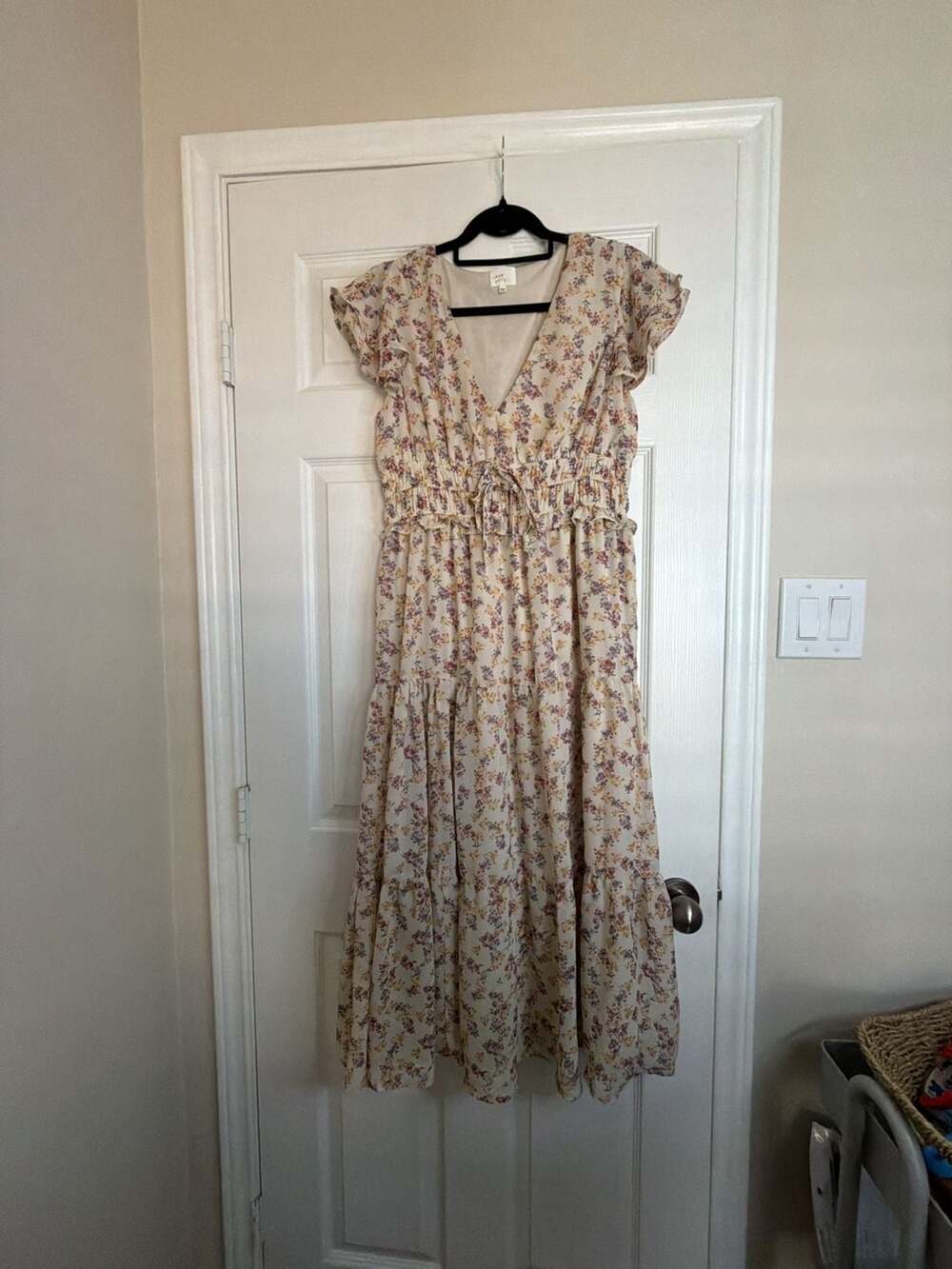 Dee Elly Floral Tiered Midi Dress Size L Beige V-Neck Ruffled Short Sleeve